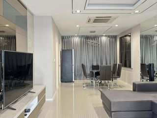 Casa adosada en venta y en alquiler de 3 habitaciones en Suan Luang, Bangkok