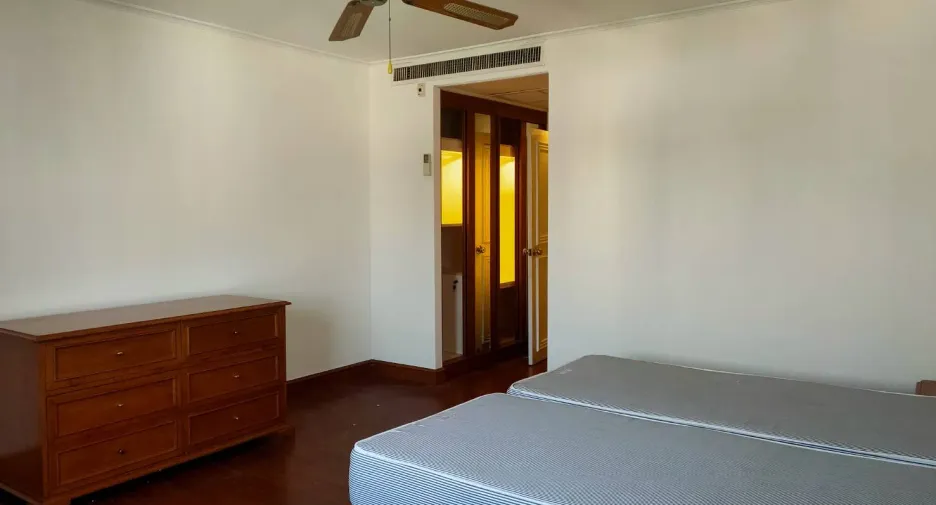 Condo en alquiler de 3 habitaciones en Watthana, Bangkok