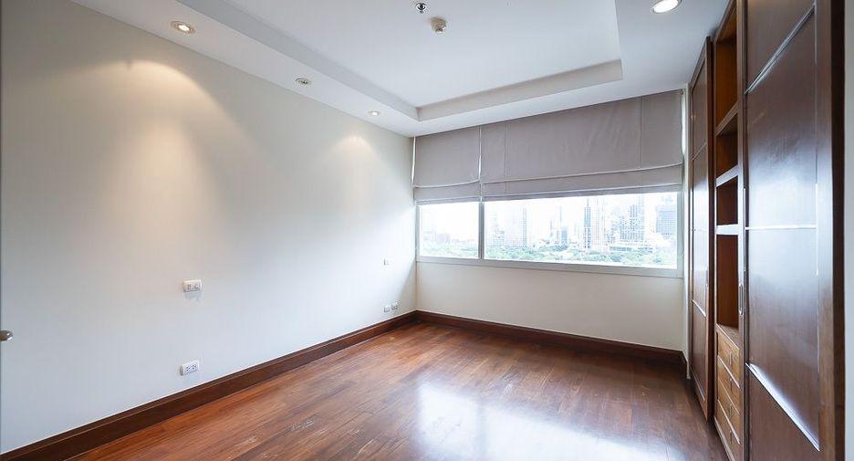 For rent 3 bedrooms condo in Pathum Wan, Bangkok