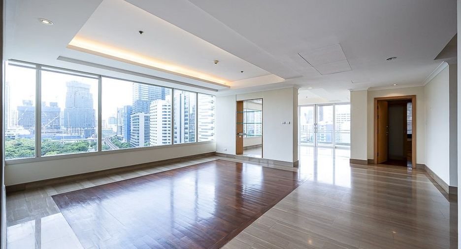 For rent 3 bedrooms condo in Pathum Wan, Bangkok
