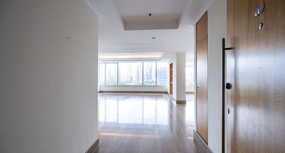 For rent 3 bedrooms condo in Pathum Wan, Bangkok