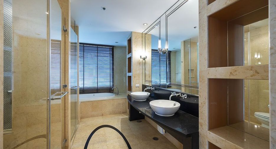 For rent 3 bedrooms condo in Pathum Wan, Bangkok