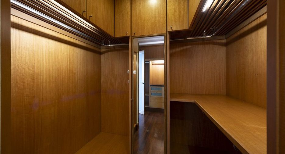 For rent 3 bedrooms condo in Pathum Wan, Bangkok
