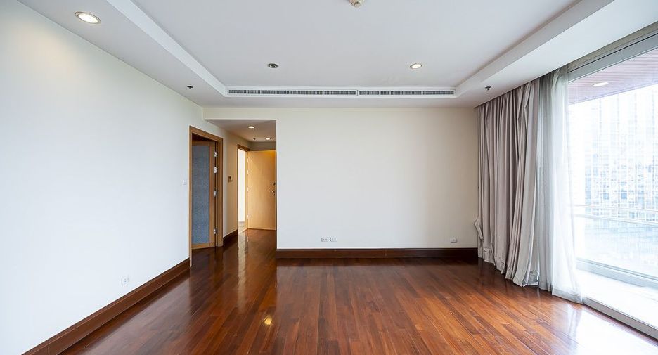 For rent 3 bedrooms condo in Pathum Wan, Bangkok