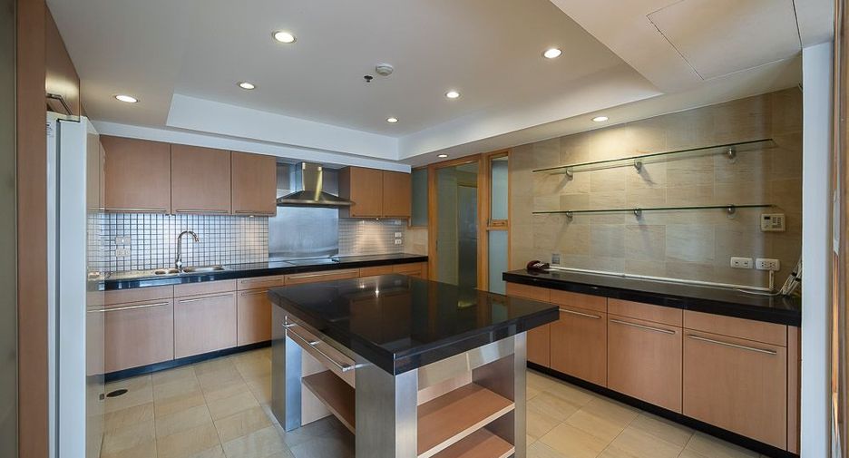For rent 3 bedrooms condo in Pathum Wan, Bangkok
