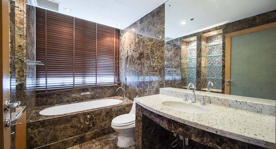 For rent 3 bedrooms condo in Pathum Wan, Bangkok