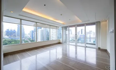 For rent 3 bedrooms condo in Pathum Wan, Bangkok
