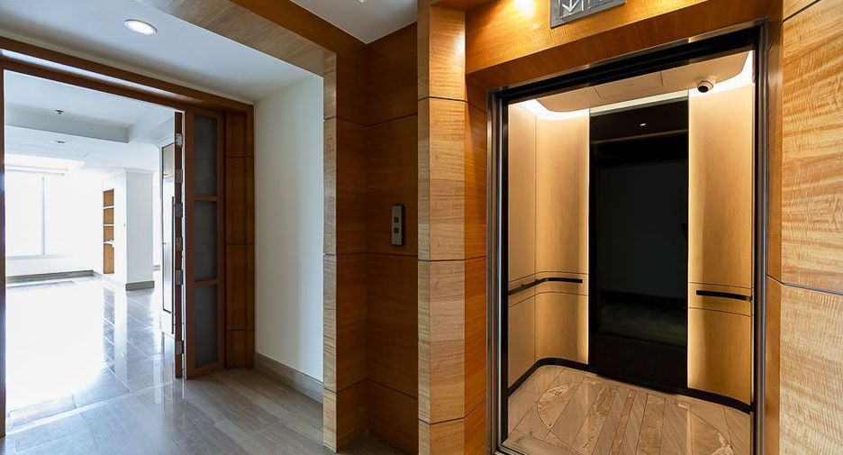 For rent 3 bedrooms condo in Pathum Wan, Bangkok