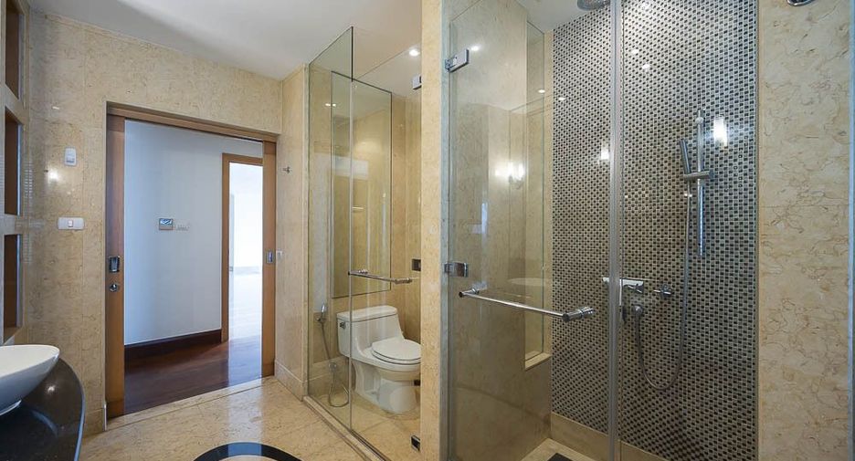For rent 3 bedrooms condo in Pathum Wan, Bangkok