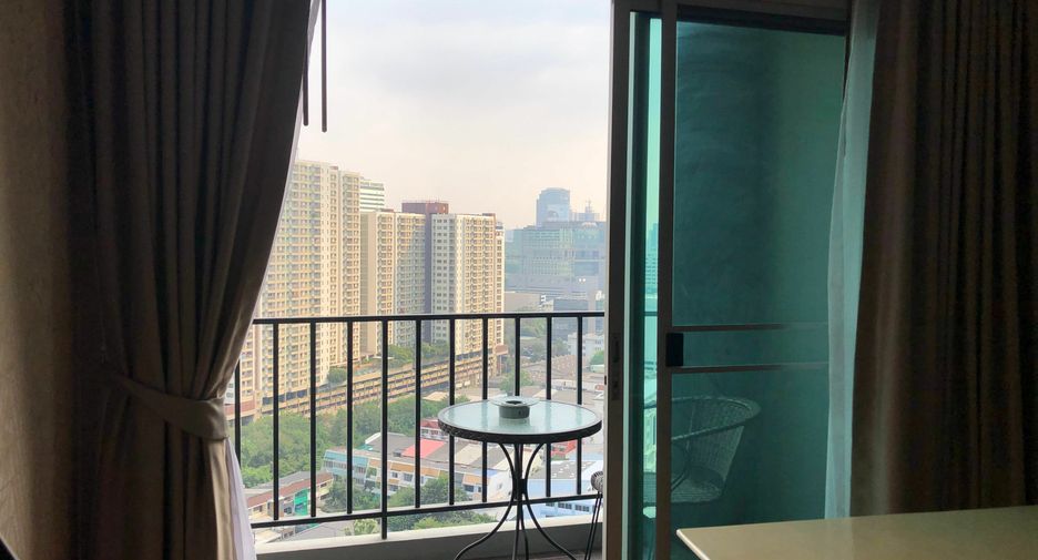 For rent 3 bedrooms condo in Huai Khwang, Bangkok
