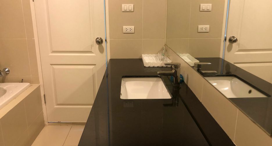 For rent 3 bedrooms condo in Huai Khwang, Bangkok