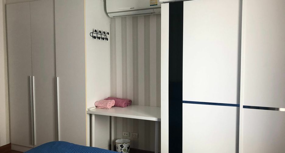 For rent 3 bedrooms condo in Huai Khwang, Bangkok