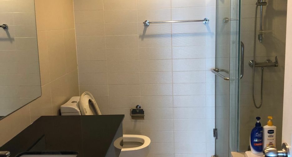 For rent 3 bedrooms condo in Huai Khwang, Bangkok