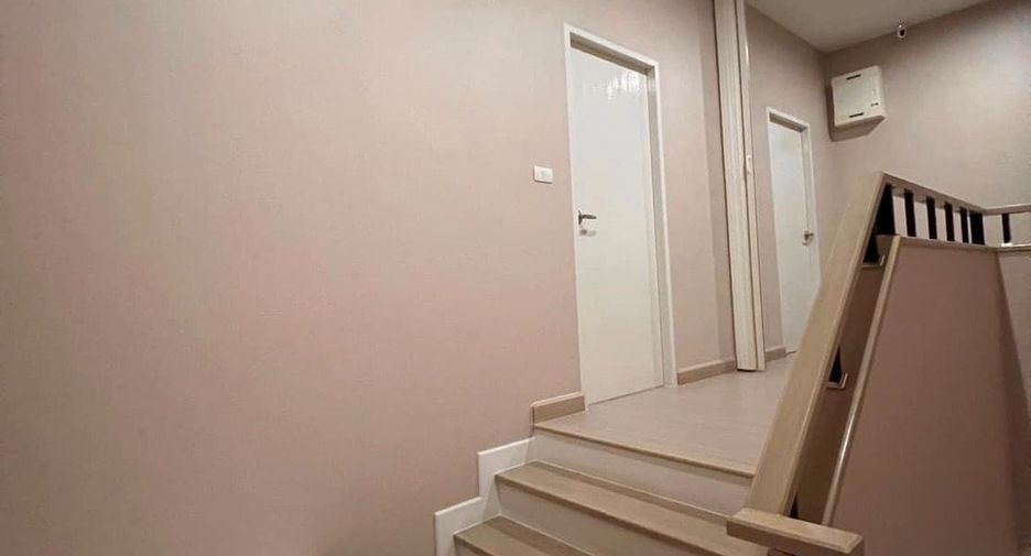 Продажа 4 спальни дом в Si Racha, Чонбури