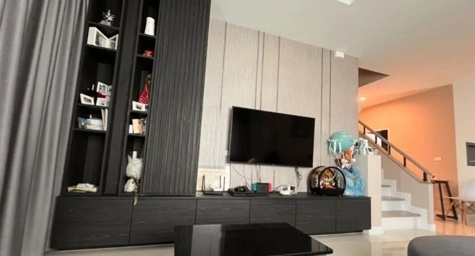 Продажа 4 спальни дом в Si Racha, Чонбури
