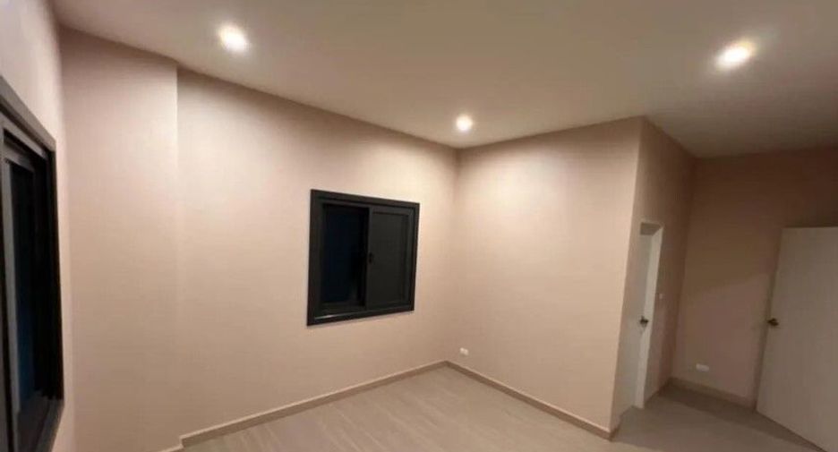 Продажа 4 спальни дом в Si Racha, Чонбури