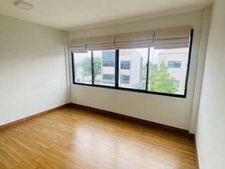 Casa adosada en alquiler de 3 habitaciones en Sai Mai, Bangkok