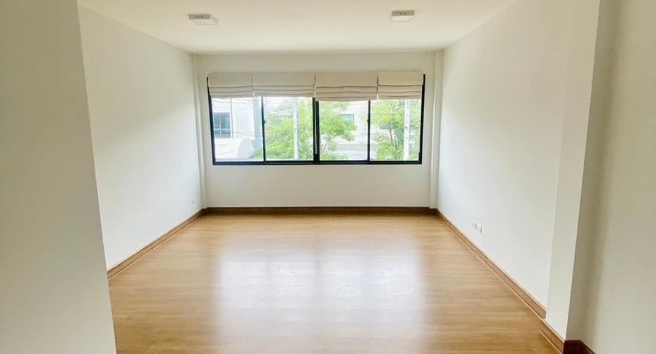 For rent 3 bedrooms townhouse in Sai Mai, Bangkok