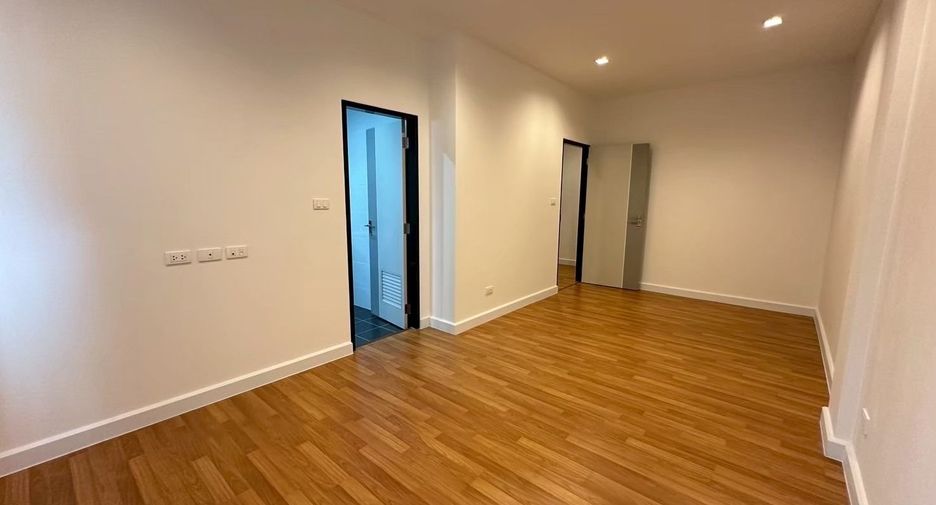 For rent 3 bedrooms townhouse in Lat Phrao, Bangkok