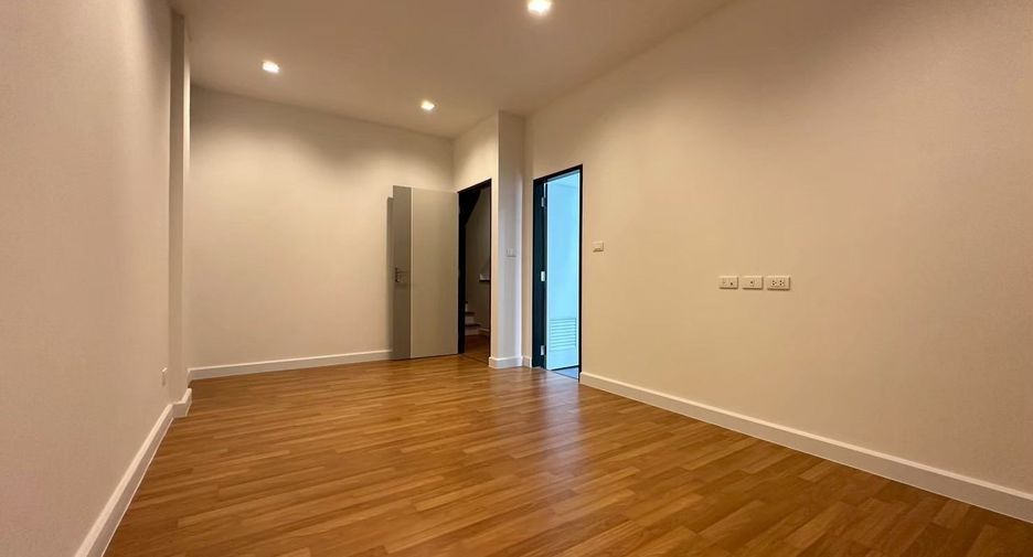For rent 3 bedrooms townhouse in Lat Phrao, Bangkok