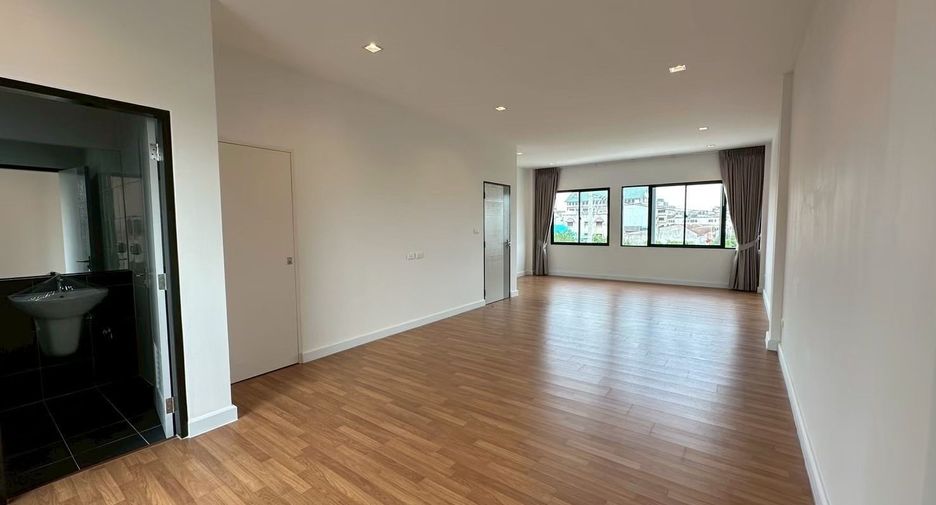 For rent 3 bedrooms townhouse in Lat Phrao, Bangkok