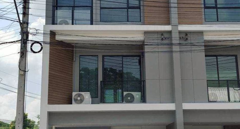 For rent 4 ベッドルーム townhouse in Bang Khen, Bangkok