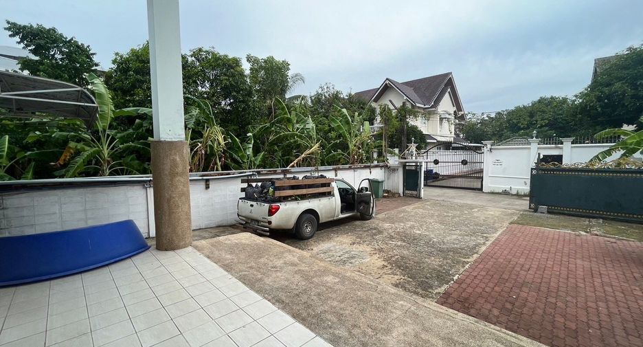 À vendre et à louer 5 chambres maison à Phra Khanong, Bangkok