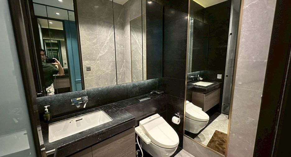For rent 2 bedrooms condo in Pathum Wan, Bangkok