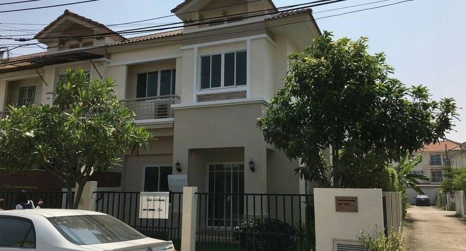 À vendre 3 chambres maison de ville à Phasi Charoen, Bangkok