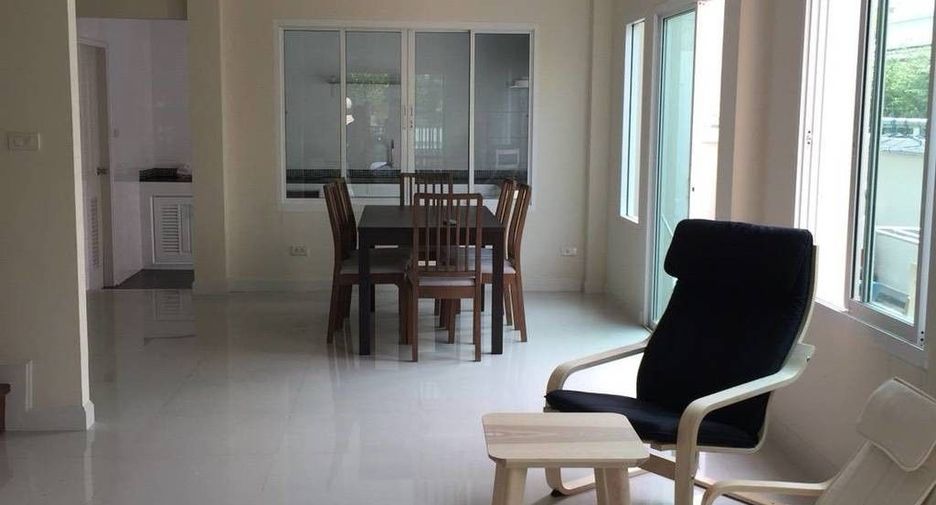 À vendre 3 chambres maison de ville à Phasi Charoen, Bangkok