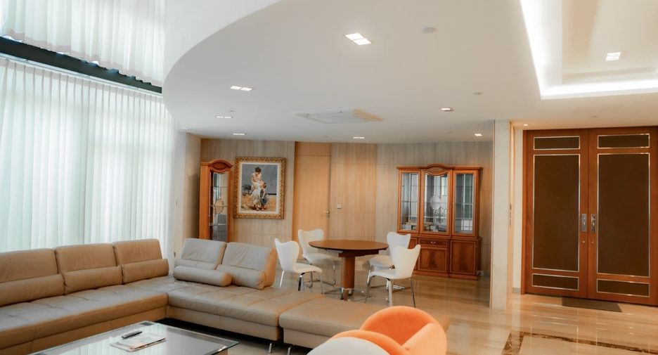 For rent 3 bedrooms condo in Yan Nawa, Bangkok