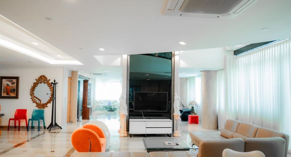 For rent 3 bedrooms condo in Yan Nawa, Bangkok