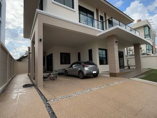 For sale 4 bedrooms house in Bang Kapi, Bangkok