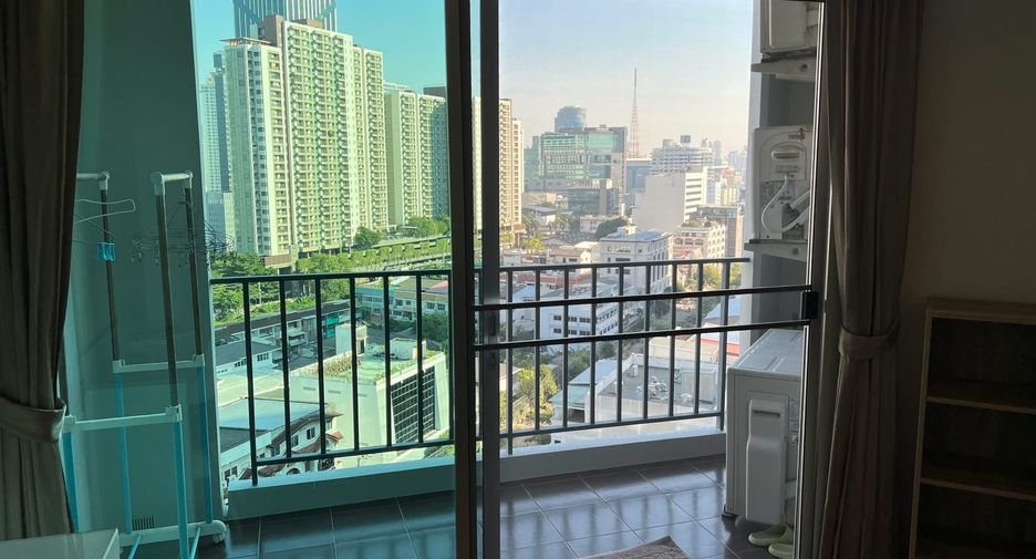 For rent 2 bedrooms condo in Huai Khwang, Bangkok