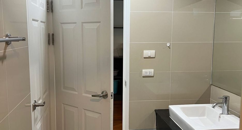 For rent 2 bedrooms condo in Huai Khwang, Bangkok