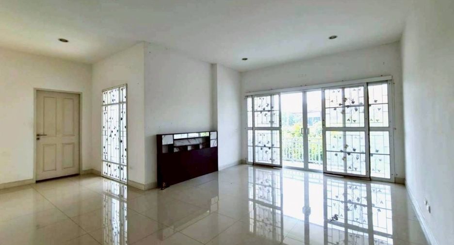 For sale 4 bedrooms house in Khlong Sam Wa, Bangkok
