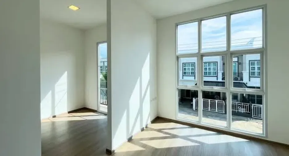 Casa adosada en venta de 3 habitaciones en Phra Pradaeng, Samut Prakan