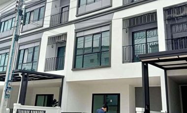 Casa adosada en alquiler de 3 habitaciones en Mueang Samut Prakan, Samut Prakan