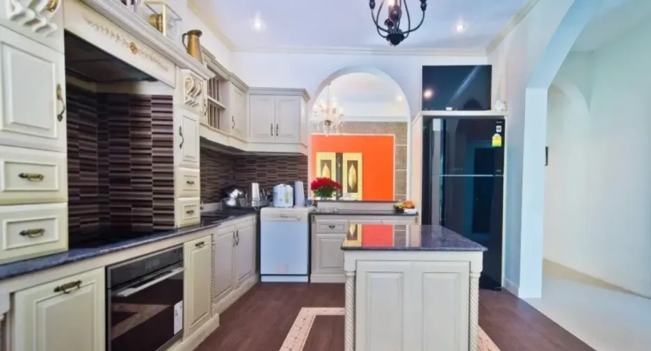 For sale 8 bedrooms house in Sattahip, Chonburi