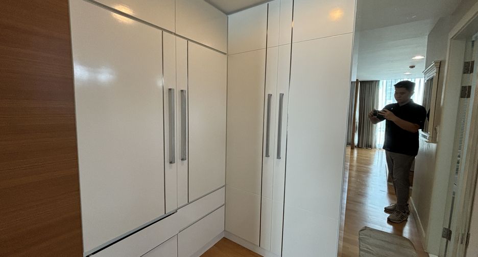For rent 2 bedrooms condo in Phaya Thai, Bangkok