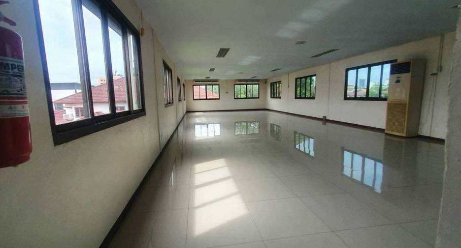 Gewerbefläche zum Kauf und zur Miete mit 3 Zimmer in Mueang Samut Prakan, Samut Prakan