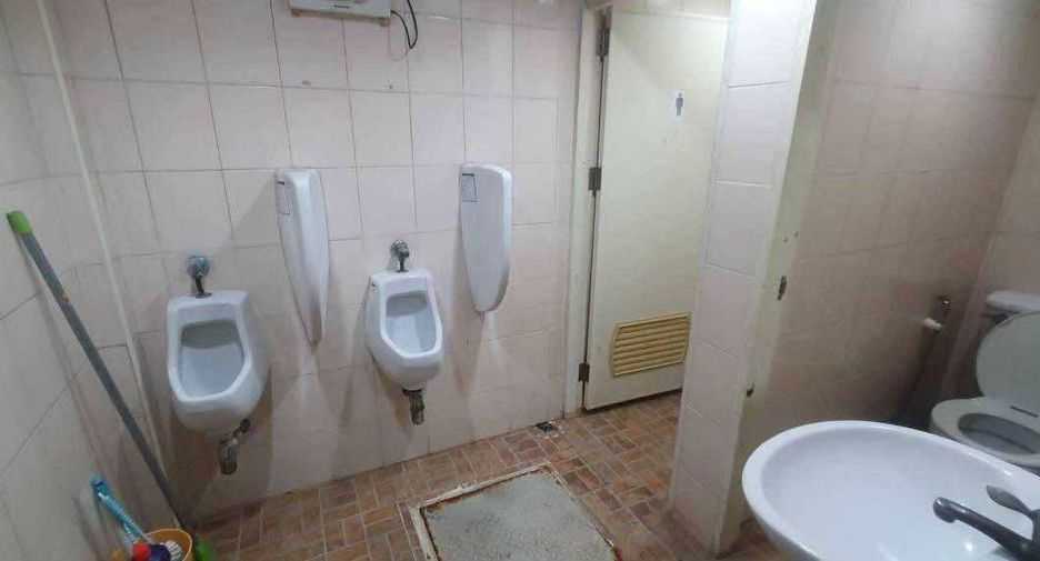Gewerbefläche zum Kauf und zur Miete mit 3 Zimmer in Mueang Samut Prakan, Samut Prakan