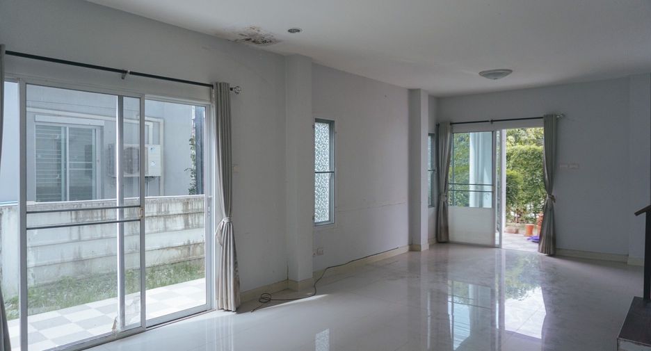 For sale 3 bedrooms house in Si Racha, Chonburi