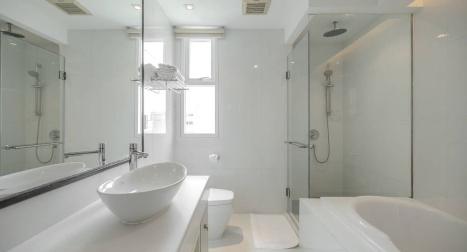 For rent 2 bedrooms apartment in Khlong Toei, Bangkok