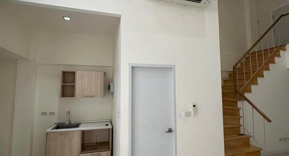 For rent 4 bedrooms townhouse in Mueang Samut Prakan, Samut Prakan