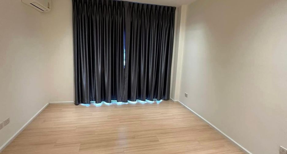 For rent 4 bedrooms townhouse in Mueang Samut Prakan, Samut Prakan