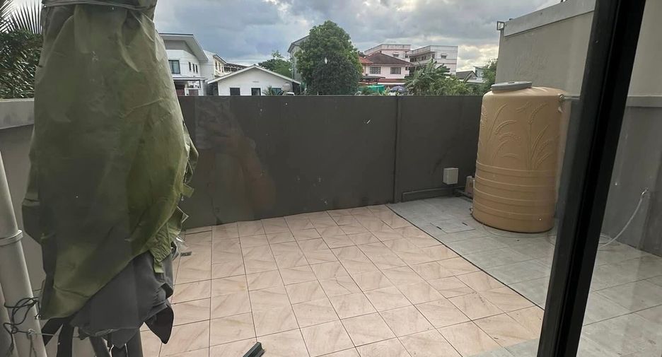 For rent 4 bedrooms townhouse in Mueang Samut Prakan, Samut Prakan