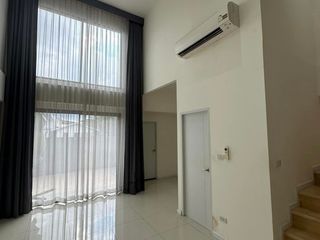 Casa adosada en alquiler de 4 habitaciones en Mueang Samut Prakan, Samut Prakan
