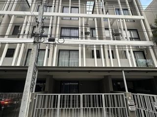 Casa adosada en alquiler de 4 habitaciones en Mueang Samut Prakan, Samut Prakan