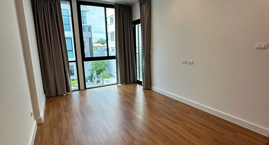 For sale 3 bedrooms townhouse in Lat Phrao, Bangkok